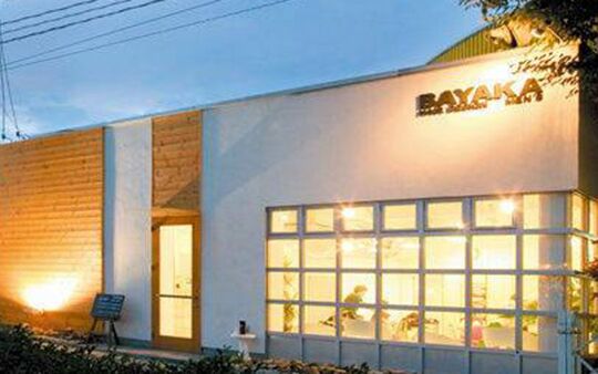 【青山】◆住宅手当あり・月8日休み・6.5時間労働◆過去賞与基本給3〜4.5ヶ月分の実績あり！ハイトーンカラーやアフロ、ドレッドなどの特殊パーマに強い老舗メンズサロンです！業界高水準の待遇が魅力の「BAYAKA HAIR DESIGN MEN’S（バヤカヘアーデザインメンズ）」からスタイリスト（美容師・理容師）の求人☆★