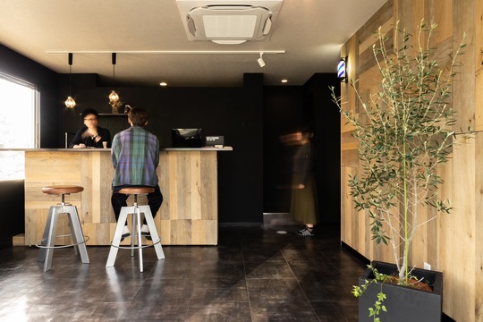 【松山市駅前】≪社会保険完備≫≪平均20時退社≫20代，30代の男性から圧倒的な支持を得る個室barber！気楽に話せて都会以上のクオリティを提供！人として、技術者としてさらに成長できる環境があります。お客様としっかり関われる「.6 -ROGU-（ログ）」から理容師（理容室）の求人★★