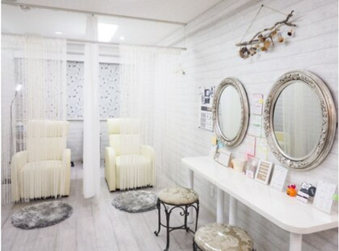 【京橋】≪完全週休2日≫≪有給休暇あり≫≪社会保険あり≫まつ毛パーマやアイブロウ、エステなど幅広く提供！入客チャンスも多いので、やりがいもあります！「Lovall 京橋（ラヴォールキョウバシ）」からアイリスト（まつげエクステ・まつげパーマ・アイブロウ）の求人☆☆