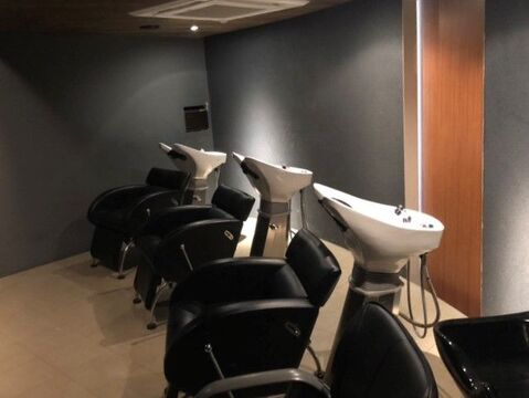 【下曽根】≪早期デビュー可能・月休8日・高月給スタート・東京有名サロン講師より直接指導≫毎日の仕事を楽しんでもらいたい！そのために充実した教育カリキュラム・福利厚生を整えています！地域のお客さまに長く愛されるトータルビューティーサロン「hair&eyelash Bis! 下曽根店（ヘアアンドアイラッシュビスシモソネテン）」からアシスタント（美容師）の求人★☆