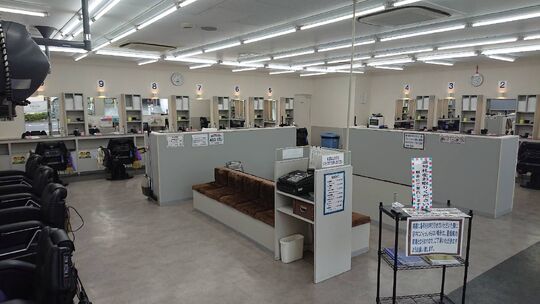 【西向日】≪完全週休2日制と月5日休みを選べる♪≫≪技術者28万円〜≫≪最短1年でデビュー可能≫≪営業時間内レッスン可能≫≪制服貸出あり≫平均退社が19時なので、プライベートの時間も確保しやすい会社です☆すかっと 長岡京店（スカットナガオカキョウテン）から理容師（理容室）の求人★☆