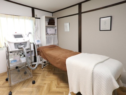 【春木】≪社会保険完備≫≪日曜日休みOK≫≪未経験歓迎≫駅前の可愛いトータルビューティサロン「La Foxy（ラフォクシー）」平均19時退社でプライベートも充実！お店の売上＆個人の指名売上に対する手当もしっかりお給料に反映されます！パート・アルバイトも相談OK！アイリスト（アイデザイナー・まつげエクステ）の求人☆☆