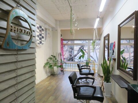 【灘】≪最低保証給25万円〜≫≪平均退社19時≫≪有給休暇年10日≫≪土日休みOK≫≪社会保険完備≫売上に応じて報酬がほしい！プライベートも充実させたい！夜遅くまで残りたくない！お客様とマンツーマンで接客したい！そんなあなたの理想が叶うサロンがあります“flower（フラワー）”からスタイリスト（美容師）の求人☆★☆