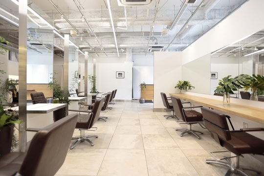 【表参道】≪完全週休3日制・社会保険完備・産休育休実績あり≫驚くほどに好待遇！高単価でリピーター多数のサロン！店内はリゾート風になっており落ち着いた雰囲気の中働けます！「brisa（ブリッサ）」からスタイリスト（美容師）の求人★☆★