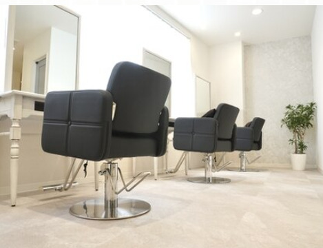 【北千住】≪完全週休2日制≫≪営業時間内レッスン可能≫≪住宅手当あり≫≪2年以内デビュー可能！≫髪質改善メニューで多くのお客様から支持されています！小規模少人数の高単価サロン！「Nerine 北千住駅東口学園通り店（ネリネキタセンジュエキヒガシグチガクエンドオリテン）」からアシスタント（美容師）の求人☆★