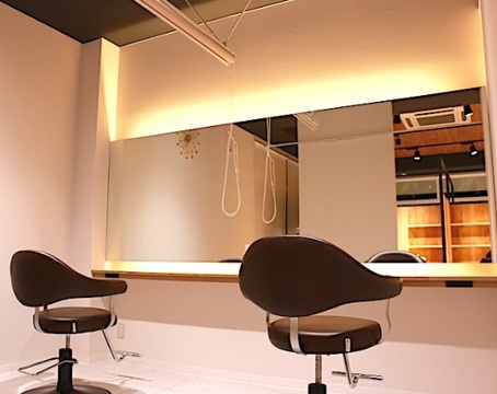 【花畑駅】≪完全週休二日制・月給19.2万円スタート・社会保険完備・営業中のレッスンOK≫生涯お仕事ができる美容室を目指しています！たくさんのお客様に笑顔になっていただくためスタッフ全員で協力しましょう！幅広い年代のお客様に愛されるヘアサロン「shi.o.ri.（シオリ）」からアシスタント（美容師）の求人★☆