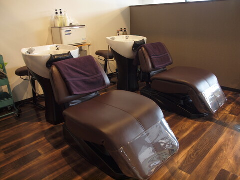 【萩原】≪日祝定休・16時迄の勤務OK・勤務日数やお休みの相談OK・ブランクのある方も安心≫子育て中のママさん活躍中！！温もりのある空間が地域のお客様に愛されるアットホームなヘアサロン「Liris hair（リリスヘアー）」からスタイリスト（美容師）の求人☆★