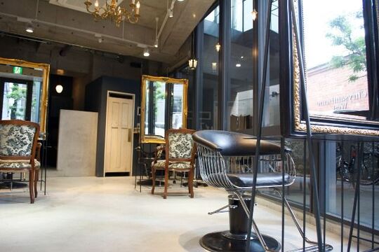 【南森町】≪完全週休2日制≫≪賞与あり≫≪社会保険完備≫集客抜群！お客様との関わり、スタッフさんとの関わりを大事にしているアンティーク調のオシャレサロン「assiette（アシェット ）」からスタイリスト（美容師）の求人☆★☆