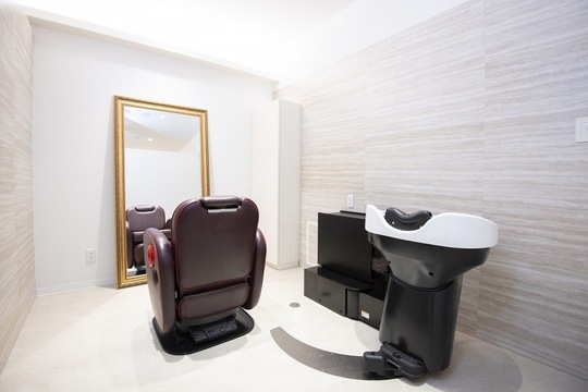 【天神】≪完全週休2日制≫≪実働7.5～8時間≫≪社会保険完備≫≪20時迄に退勤OK≫充実した福利厚生で安心して長く働ける環境！医療機関と連携し独自開発したヒアルロン酸カラーや髪質改善メニューが人気のサロン！「ヘアメディカルサロン福岡（ヘアメディカルサロンフクオカ）」からスタイリスト（美容師）の求人★☆