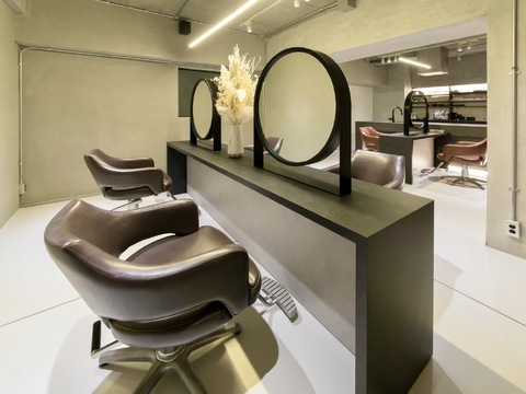 【肥後橋】≪カラー・髪質改善専任スタッフも同時募集≫≪完全週休2日制≫≪早期デビュー可能！≫確実にスキルアップ出来る環境です！スタイリッシュなサロン「croix（クロワ）」からアシスタント（美容師）の求人☆☆