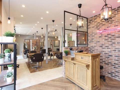 【伊勢崎駅】◆社会保険完備・実働8時間・土日休み可能◆美容業界の待遇を覆すホワイトなサロン、抜群の福利厚生面です！無理なくスタイリストを目指せます！入客チャンスが多いので成長が早く、たくさんの経験が詰めますよ「flammeum 伊勢崎（フラミュームイセサキ）」からアシスタント（美容師）の求人☆★