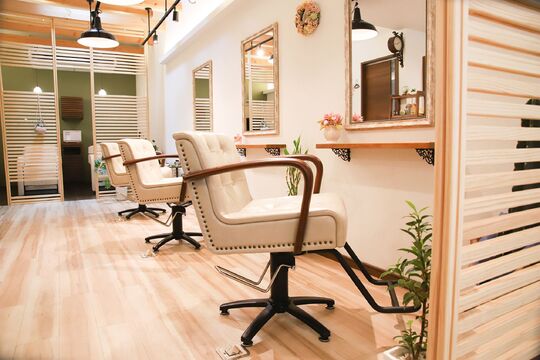 【丹波口】≪月8,9日休み≫≪営業中レッスンOK≫レッスンはオーナーによるマンツーマン指導！頑張り次第では最短2年でデビューもできますよ！「bouquet（ブーケ）」からアシスタント（美容師）の求人☆★☆