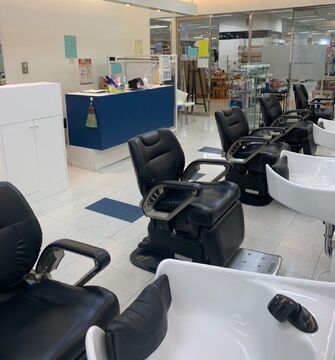 【ウッディタウン中央】≪技術者・月給25万円〜≫≪見習い・月給18万円〜≫≪メリハリレッスンでプライベートも充実≫商業施設内で入客チャンスもバッチリ！長く活躍できる一人前の理容師さんに成長できます！少人数制のアットホームサロン「MENS CLUB（メンズクラブ）」から理容師（理容室）の求人★☆★