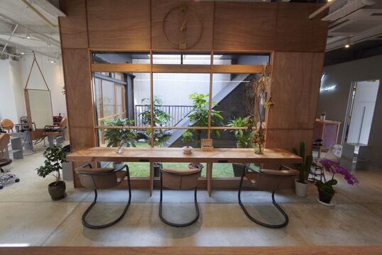 【福島】≪社会保険完備≫≪完全週休2日≫≪有給休暇／年1回いつでも取得できる1週間の長期休暇あり≫技術に自信のない方もキャリアのあるスタッフがしっかりサポートしてくれます！中庭のあるカフェ風サロン「kico（キコ）」からアシスタント（美容師）の求人☆☆