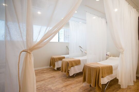 【表参道】未経験OK！■土日休み相談可能・実働8時間・誕生日休暇あり・社会保険完備■高級感たっぷりの可愛い店内♪まつ毛パーマやカラーエクステなど、幅広いメニューを取りそろえているPLUME 表参道店（プリュームオモテサンドウテン）からアイリスト（アイデザイナー・まつ毛エクステ）の求人☆☆