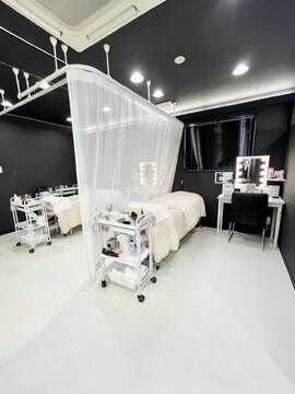 【市坪】≪社会保険完備≫≪実働7時間≫≪未経験・新卒生OK≫≪20時までに退勤可能≫研修中からお給料発生！アイビューティースクール併設で、安心してデビューできますよ！「eye salon lazo 石井店（アイサロンラソイシイテン）」からアイリスト（まつげエクステ・まつげパーマ・アイブロウ）の求人☆★☆