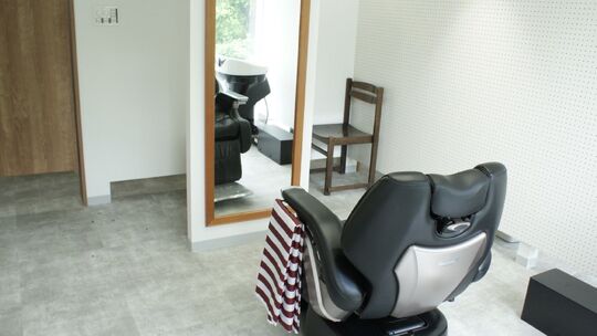 【出町柳】≪月給28万円≫≪年間休日130日程≫≪月10日休み≫≪土日休みOK≫≪社会保険完備≫≪制服あり≫完全マンツーマン！フレックスで勤務ができるのでプライベートの時間も作りやすい！働くパパさんを応援するサロン！薄毛の悩みがある方へ悩み解決を提案していく仕事！「モリアケ THE BARBER（モリアケザバーバー）」から理容師（理容室）の求人★★