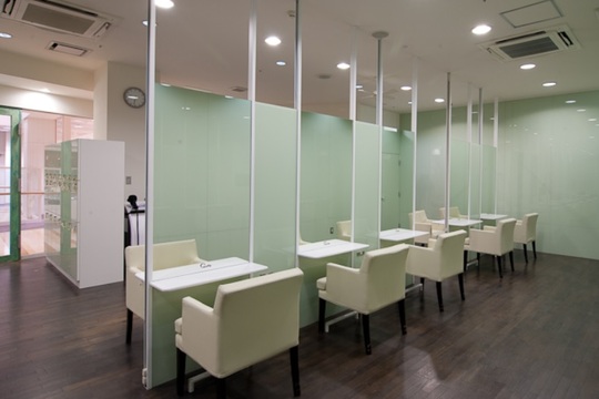 【イオン松江】≪平均月休8～10日・実働8時間・休憩1.5時間あり・社会保険完備・平均月給35万円・営業時間18:30まで≫住宅ローン手当などの珍しい福利厚生が充実！終身雇用を目指して働きやすい美容室づくりに取り組んでいます！幅広い世代のお客様から愛されるヘアサロン「Conte（コンテ）」からスタイリスト（美容師）の求人★☆