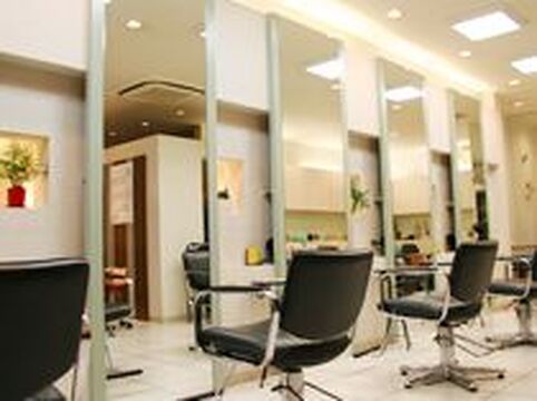 【布施】≪月給21万スタート≫≪早期デビュー可能！平均退社20時≫仕事もプライベートも両立できる環境です！レッスンも自分のペースで進めていけますよ！「HAIR CREW（ヘアークルー）」からアシスタント（美容師）の求人☆★☆