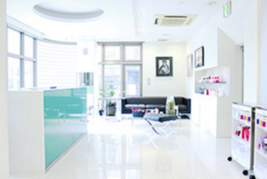 【烏丸】≪完全週休2日制≫≪社会保険完備≫≪交通費全額支給≫主婦の方も働きやすい環境！プライベートもよく遊びに行くほど人間関係がいいサロン◎プライベートとサロンワーク、メリハリをつけて働いていくことが可能！Allie（アリエ）からスタイリスト（美容師）の求人★☆