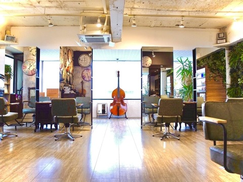 【烏丸】≪月8日休み≫≪土日休み可能≫≪社会保険完備≫≪有給休暇あり≫最短2年でデビュー可能！平均退社時間20時！プライベートも充実できるサロン！商材豊富で美容マニアが集うサロン！「independence（インデペンデンス）」よりアシスタント（美容師）の求人☆★