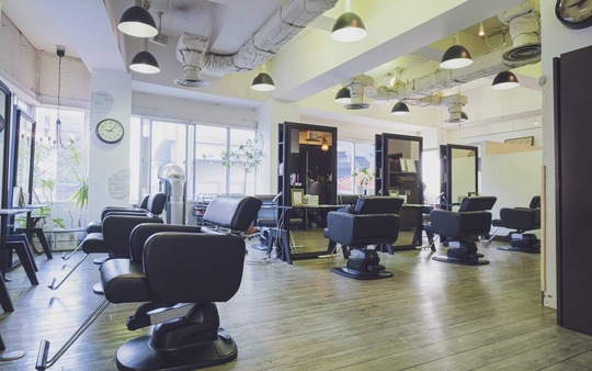 【旧居留地・大丸前】≪社会保険完備≫≪20時頃には退勤可能≫≪月給20万円≫辞める理由がない会社づくりをモットーに、働きやすい環境を整えています。幅広い年齢層の方に愛されるアットホームサロン！「moon jeje (ムーンジェジェ)」からアシスタント（美容師）の求人☆★