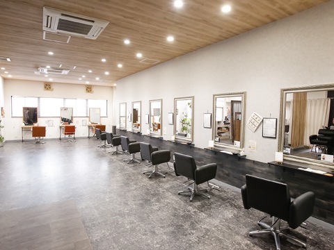 【泉大津駅】≪スタイリストデビューまで1年以内≫≪月給20万円≫≪有給休暇あり≫≪社会保険完備≫20代スタッフが多く離職率が低い！幅広い経験をして、楽しく成長できるサロン「N-plants 泉大津店（エヌプランツイズミオオツテン）」からアシスタント（美容師）の求人☆★