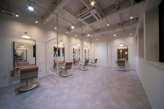 【和泉府中】 ≪月給20万円以上≫≪18時営業終了≫≪日曜日休み&3連休&有給休暇あり≫≪社会保険完備≫≪住宅手当あり≫好条件で美容師として長く働ける環境！教育も充実した注目のヘアサロン！「AILERON by mahae（エルロンバイマフェ）」からアシスタント（美容師）の求人☆★☆