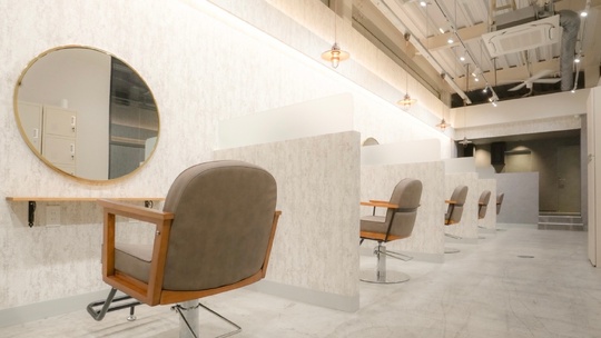 【岡山駅】≪社会保険完備≫≪完全週休2日制≫≪土日休みOK≫≪産休育休取得実績あり≫安心して働ける環境が整っています！髪質改善や韓国風カラーに特化したサロン！「髪質改善専門店 here（カミシツカイゼンセンモンテンヒアー）」からアシスタント（美容師）の求人☆★☆