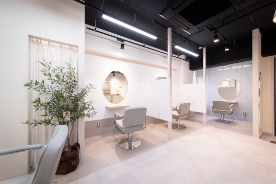 【天神南駅】≪月8～10日休み・土日祝のお休みOK・フレックスタイム制度あり・保証給あり・社会保険完備・高単価でマンツーマン接客・19時までに退勤可能・ママさんの応募も歓迎・SNS集客なし≫美容業界では珍しいフレックスタイム制度を導入！安心して働ける制度が充実！「Cara FUKUOKA（カラフクオカ）」からスタイリスト（美容師）の求人☆★☆