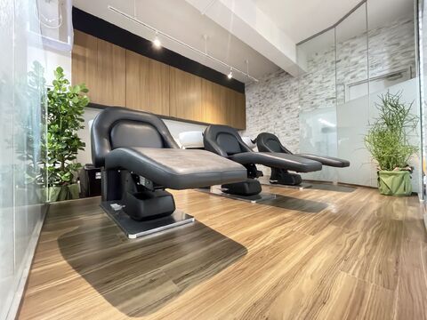 【新宿駅】≪完全週休2日制≫≪マンツーマン接客≫≪土日祝休みOK≫≪最低保証給あり≫≪交通費全額支給≫≪住宅手当あり≫業務委託が初めての方も安心！諸費用会社負担あり・新規入客可能！「she2.shinjuku（シシシンジュク）」からスタイリスト（美容師）の求人☆★