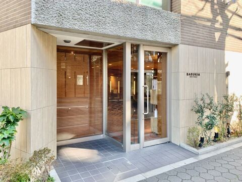 【甲子園口】≪社会保険完備≫≪月給19万円〜≫≪月8休み≫≪20時までに退勤可能≫独自のカリキュラムで最短スタイリストデビューをめざせます。働きやすい環境が　整ったお店です！「BASUKIA（バスキア）」からアシスタント（美容師）の求人☆★☆