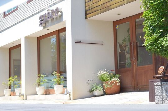 【西宮北口】≪社会保険完備≫≪20時までに退勤可能≫幅広い層のお客様から愛される地域密着サロン！お子さんへの理解もありママさん美容師さんも大歓迎！安心して働いてもらえる環境を用意しています。「grace 西宮北口店（グラースニシノミヤキタグチテン）」からアシスタント（美容師）の求人★☆