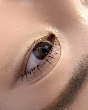 【梅田】≪半個室で落ち着ける空間！≫≪個人SNSの広告費用として毎月手当あり≫≪月8,9日休み≫≪社会保険完備≫単価も7000～9000円と高単価でオシャレなサロン「suu（スー）」からアイリスト（まつげエクステ・まつげパーマ・アイブロウ）の求人☆☆