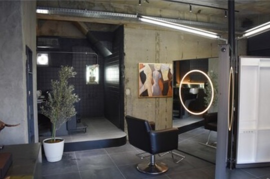 【伊丹駅】カット、縮毛矯正が人気！ブランクがある方も、お子さんのいるママさん美容師さんも大歓迎！ライフスタイルに合わせた働き方が出来る働きやすいお店作りをしています！「PLATINUM（プラチナム）」からアシスタント（美容師）の求人☆★