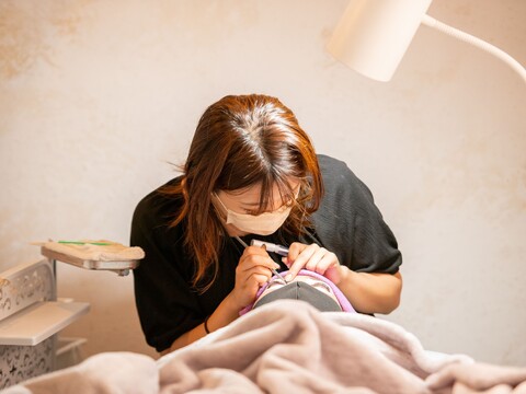 【上大岡】≪完全週休2日制・社会保険完備≫たくさんのメニュー展開で幅広いスキル習得が可能です。未経験者も安心のカリキュラムあり！生涯雇用を掲げるサロン「Flor 上大岡（フロールカミオオオカ）」からアイリスト（まつげエクステ・まつげパーマ・アイブロウ）の求人★☆