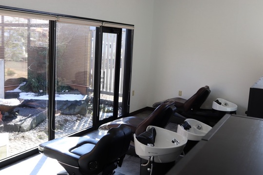 【鳥栖蔵上】≪営業時間18時まで・総支給40万円以上の支給実績あり・月休8～10日・実働8時間・社会保険完備≫スタッフさんの満足度を高め、勤続してもらえるサロンを目指しています！幅広い世代のお客様から愛されるヘアサロン「HAIR STAGE CHUM（ヘアステージチャム）」からスタイリスト（美容師）の求人★☆