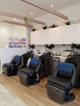 【西新町】≪社会保険完備≫≪基本給25万円≫ご家族揃っての利用も多いファミリーサロンです！平均退社も19時くらいと働きやすいサロン「デューポイント 明石硯町店（デューポイントアカシスズリマチテン）」からスタイリスト（美容師）の求人★☆