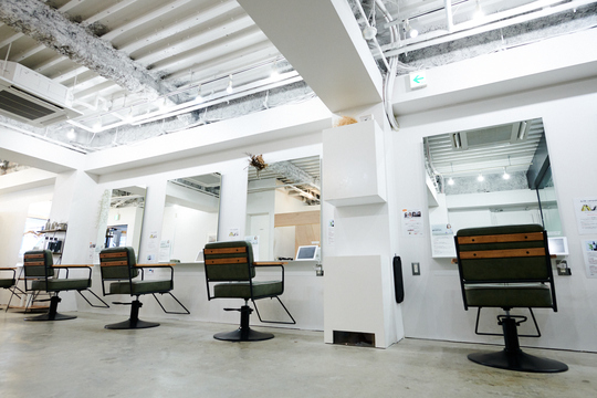 【新宿三丁目】◆社会保険完備・完全週休2日制・早期デビューも可能・住宅手当あり◆20～30代のお客様を中心に人気の上質サロン！デザイン力がウリです。スタイリストになった後も安心して勤務していける「acoron.新宿（アコロンシンジュク）」からアシスタント（美容師）の求人☆★