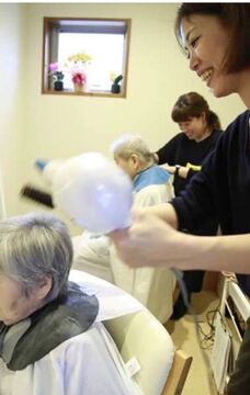 【北九州エリア】≪土日休OK・WワークOK≫人気の訪問美容です！！介護施設・病院などの利用者さんのカットをして、たくさんの笑顔を創りましょう！！「訪問理容美容ピュア（ホウモンリヨウビヨウピュア）」からスタイリスト（美容師・理容師）の求人☆★