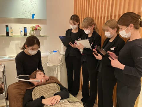 【天神】≪月8,9日休み・ノルマなし・社会保険完備・実働8時間・休憩1時間あり・基本残業なし・育休産休実績あり≫充実の福利厚生！エステティシャンとして長く活躍できるサロン「Studio Rush 福岡店（スタジオラッシュフクオカテン）」からエステティシャンの求人☆☆