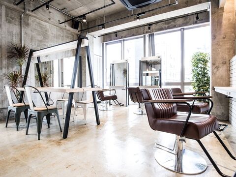 【おもろまち】 フリー40〜50％／指名47〜65％還元  保障給あり ≪20時までの勤務OK≫集客抜群！入客チャンスも多く月収50万円以上の高収入も！トレンド押さえた大人かわいいスタイルを発信する「EIGHT 沖縄真嘉比店（エイトオキナワマカビテン）」からスタイリスト（美容師）の求人★☆