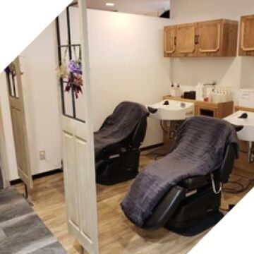 【六本松駅】≪月給19万円スタート・社会保険完備・月休8日・営業中レッスンOK≫オシャレな店内で幅広い世代から大人気！様々な福利厚生も整っているため長く働ける環境「ROCA by teatro hair salon（ロカバイティアトロヘアサロン）」からアシスタント（美容師）の求人☆★