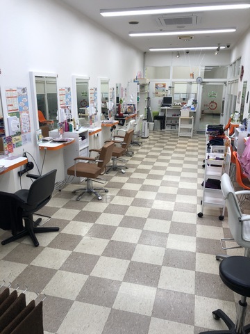 【亀井駅】≪営業時間17時迄・16時迄の勤務OK・ダブルワークの相談可能・理容師OK≫子育て中のママさんやブランクのある方も大歓迎です！！小さなお子様からお年寄りまで幅広い年代の方との出会いがある地域密着型のファミリーサロン「美容室あっぷる ゆめマート清水店（ビヨウシツアップルユメマートシミズテン）」からスタイリスト（美容師・理容師）の求人☆★