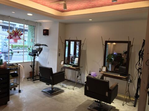 【鴻池新田】≪月8日休み≫≪月給17.5万円〜≫≪最短1年半でデビュー可能≫平均退社時間が18時30分ごろなのでプライベートの時間も作りやすい◎パートさんも歓迎！「hair Libre -bote-（ヘアリブレボーテ）」からアシスタント（美容師）の求人☆★