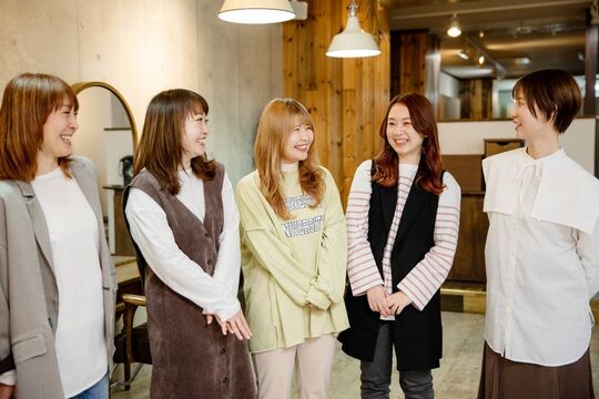 【関目】≪完全週休2日≫≪社会保険完備≫≪土日休みOK≫≪20時までに退勤可能≫平均客単価1万円以上の高単価サロン！完全予約制の髪質改善サロンです！「gluck（グリュック）」よりスタイリスト（美容師）の求人☆★