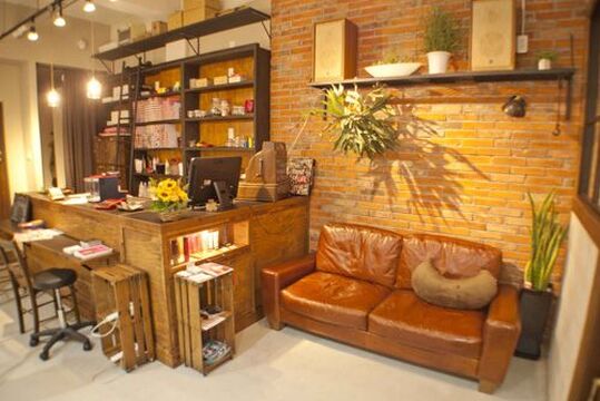 【深井】センスの光るアンティーク系プライベートサロン“LIFE GOES ON（ライフゴーズオン）”オーナースタイリストの技術をマンツーマンで習得できる環境！未経験・新卒生・通信生も歓迎☆アシスタント（美容師）の求人☆★☆