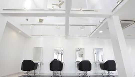 【島氏永駅】 月40万円保証あり 人気ヘアサロングループ☆歩合制 個人売上50〜65％還元  高単価&マンツーマン施術 月収50万円以上も可能★地域密着型の大人女性のためのヘアサロン★休日数や勤務時間の相談OKです！GALLARIA Elegante 稲沢店（ガレリアエレガンテイナザワテン）からスタイリスト（美容師）の求人★☆