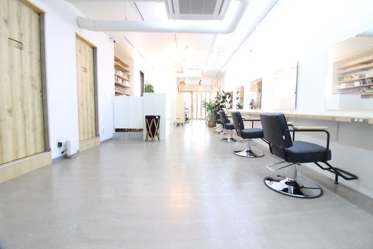 【大船】≪平均単価1万円以上≫≪産休育休実績あり≫≪社会保険完備≫≪副業OK≫女性の方でも安心して働ける環境！自分に合ったお休み日数を選択できるため、無理なく安心して働くことができます！福利厚生面も充実しており、プライベートも大切にしながら働けるサロンです。「SUNC（サンク）」からスタイリスト（美容師）の求人★☆★