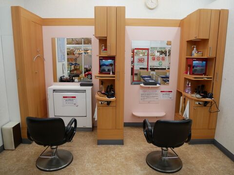 【東門前】◆土日休みあり・月8日休み・20時までに退勤可能・有給休暇あり◆手荒れや腰痛の心配なし！幅広い年齢層のお客様をたくさん担当できます！「3Qカット 島忠ホームズ川崎大師店（サンキューカットシマチュウホームズカワサキダイシテン）」からスタイリスト（美容師・理容師）の求人☆★